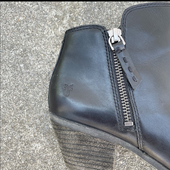 FRYE black genuine leather block heel ankle bootie - Picture 2 of 6
